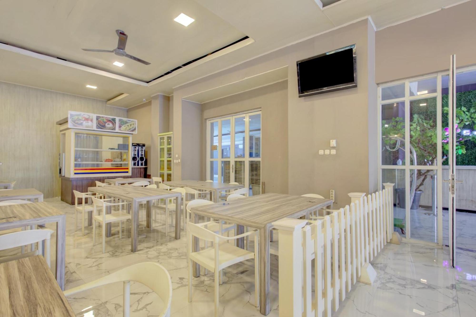 Hotel O Gambir Near Juanda Station Formerly Bunga Dahlia Джакарта Экстерьер фото